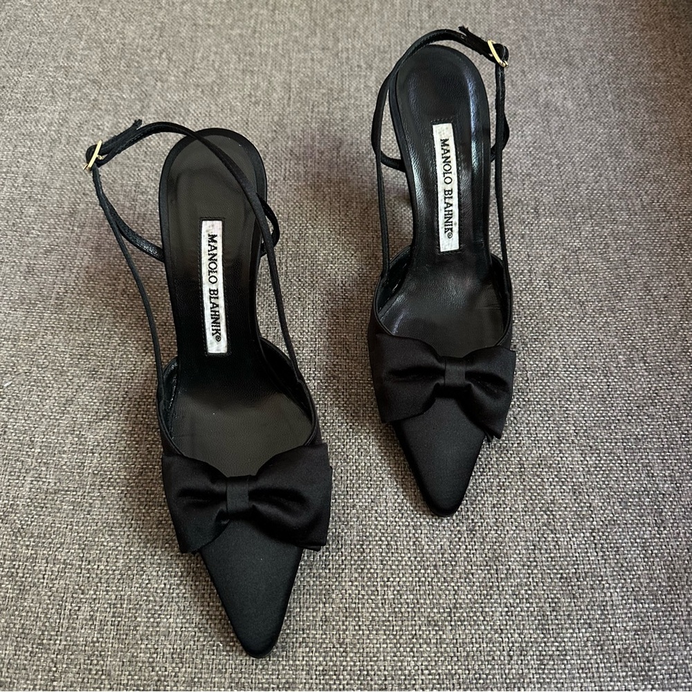 New Manolo Blahnik black satin bow slingback heels with box
